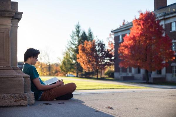 Student sitting on campus of Unversity of 罗彻斯特